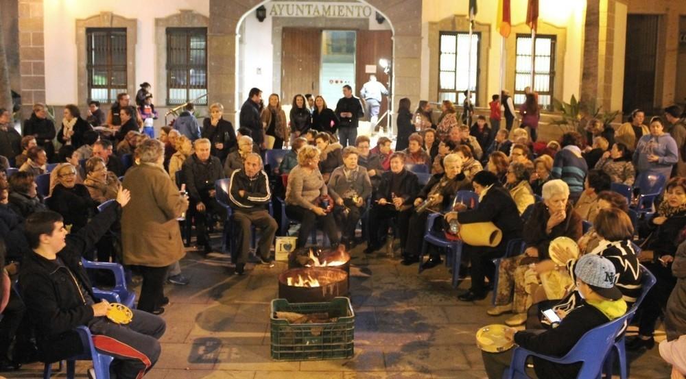 Un centenar de personas disfruta de la Zambombada Navideña de Inmaculada Marina