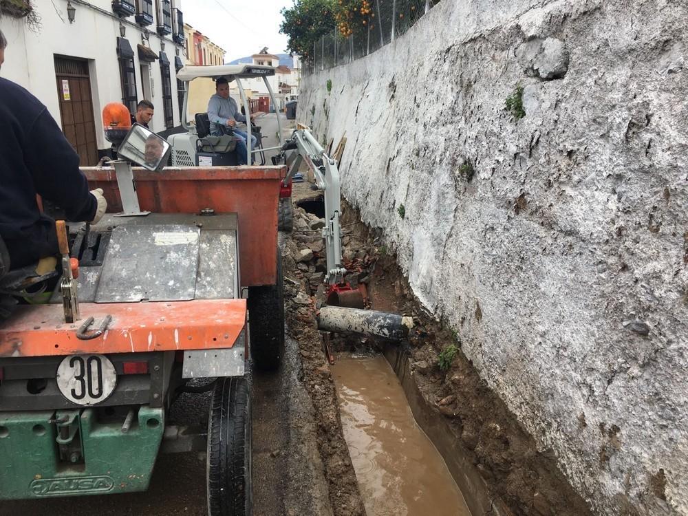El Ayuntamiento de Berja entuba una acequia para ensanchar la calle Arévalos