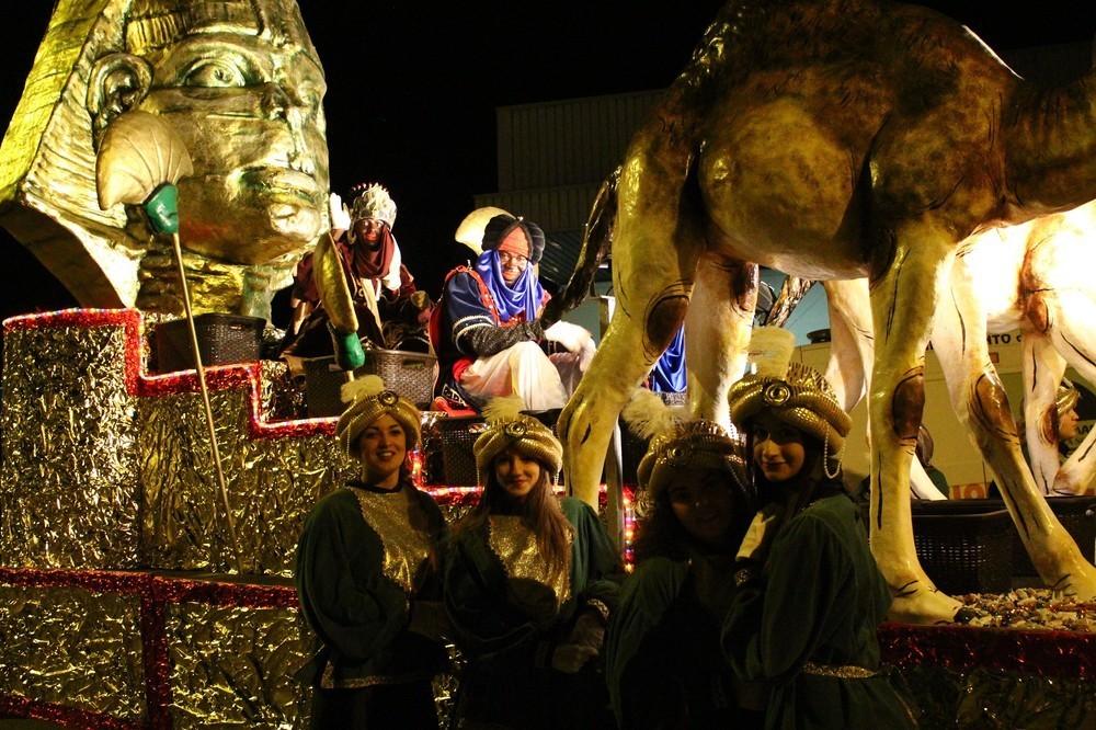 La Cabalgata de Reyes gana en seguridad y espectacularidad con la participación de un millar de personas y seis grandes pasacalles de animación