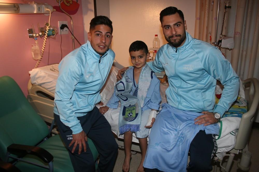  Los jugadores de fútbol y fútbol sala visitan a los menores ingresados en el Hospital de Poniente