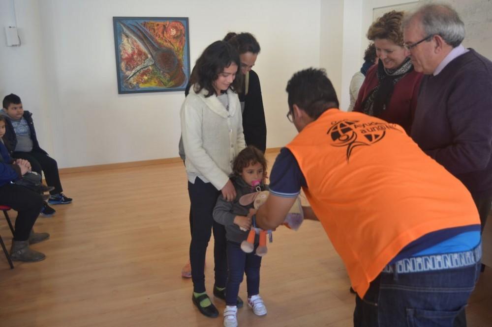 Cerca de medio centenar de niños y adolescentes de Vícar tienen juguetes en Reyes Magos gracias a la campaña de 'Ayudemos a un Niño'