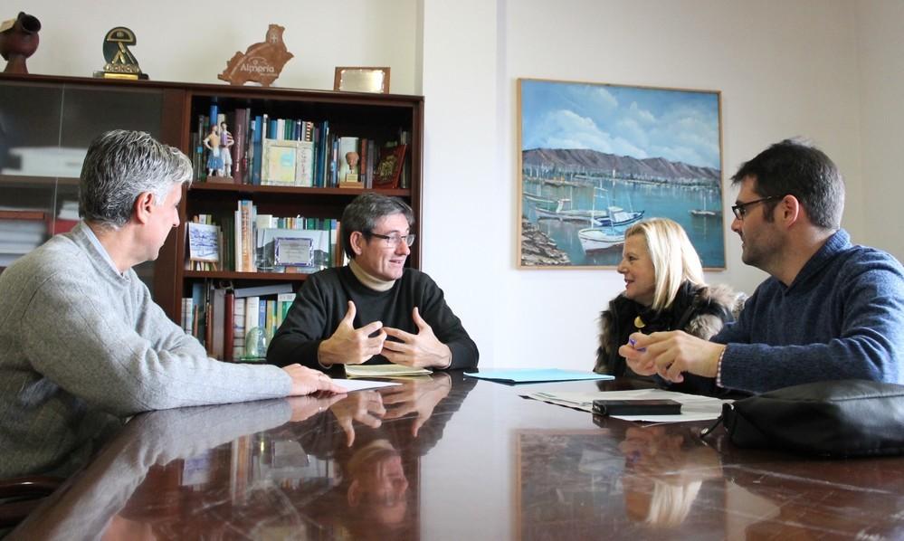 Ayuntamiento de Adra solicita renovar y modernizar 14 paradas de autobuses en las barriadas