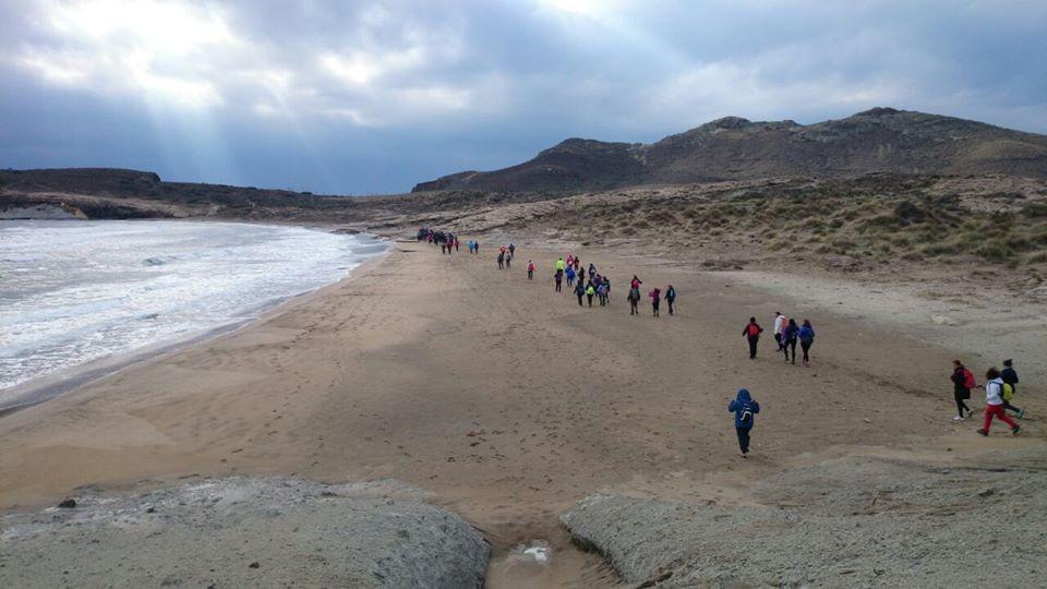 Una ruta por el Paraje Natural de Cabo de Gata descubre la belleza paisajística de la costa almeriense a senderistas ejidenses
