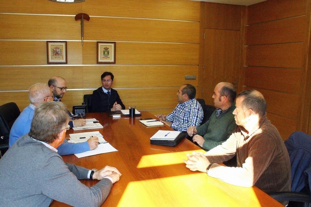 El Ayuntamiento y COAG se reúnen para abordar temas que preocupan al sector como el déficit hídrico, los caminos rurales o los restos vegetales