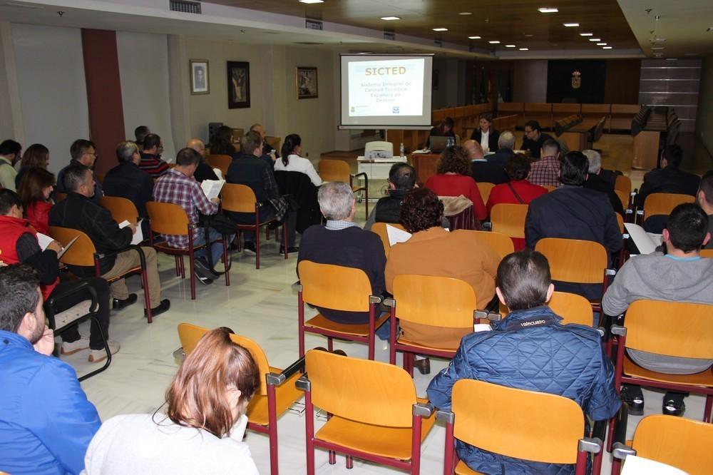 Ayuntamiento de El Ejido y 60 empresarios hosteleros se reúnen para avanzar en la calidad de los servicios turísticos a través del SICTED