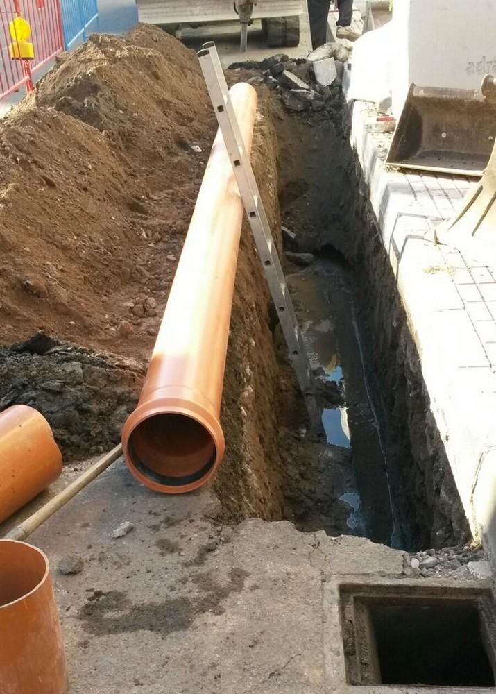 El Ayuntamiento de Adra acomete obras de mejora de la red de saneamiento en la calle Natalio Rivas