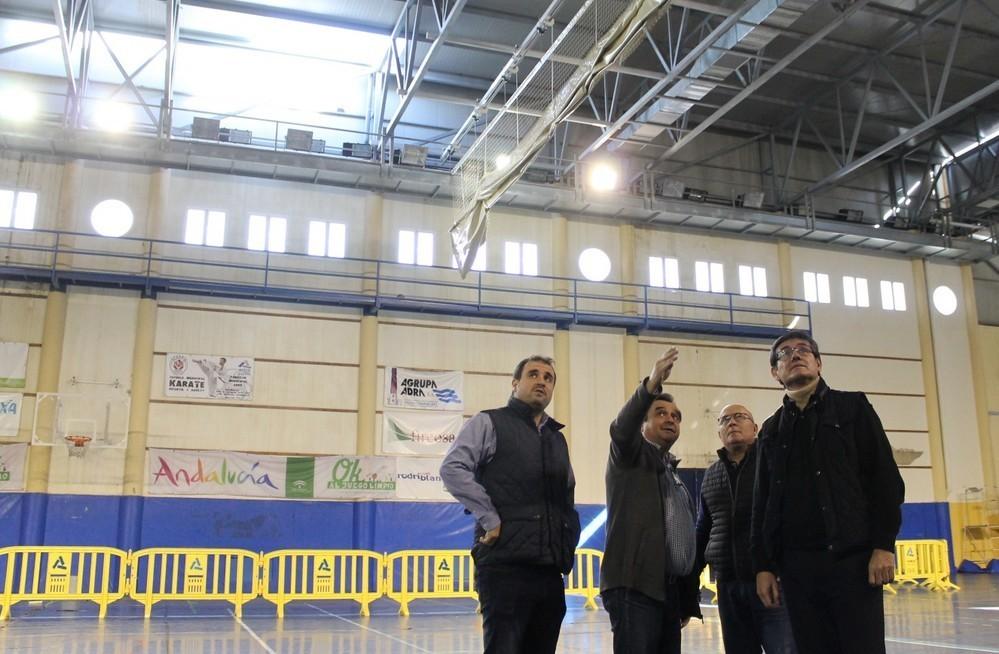 Manuel Cortés destaca la inversión de 200.000 euros para reforzar la cubierta del Pabellón de Deportes