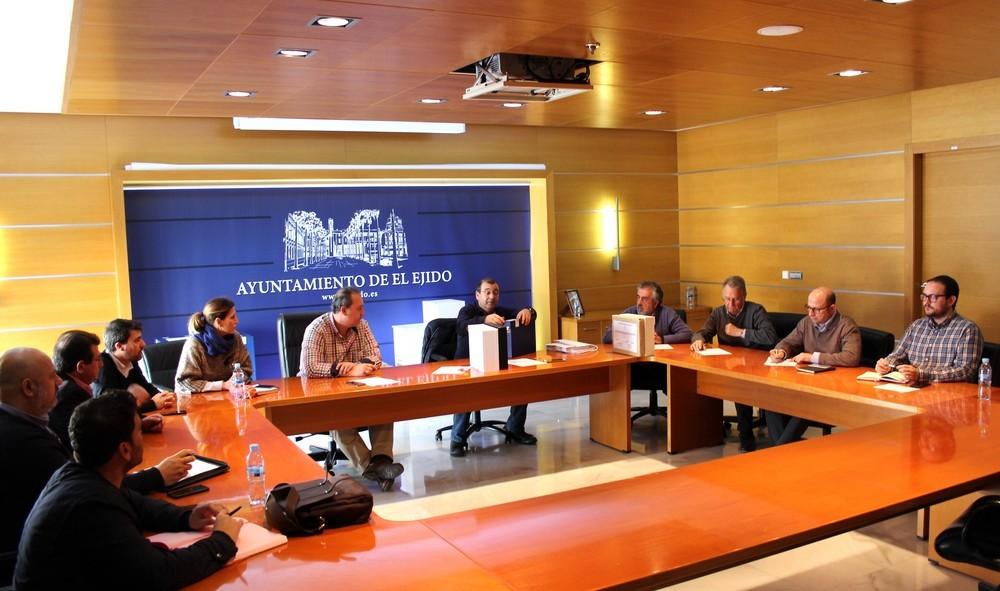 Un total de cinco empresas concurren con sus propuestas técnicas a la adjudicación del servicio de limpieza de El Ejido