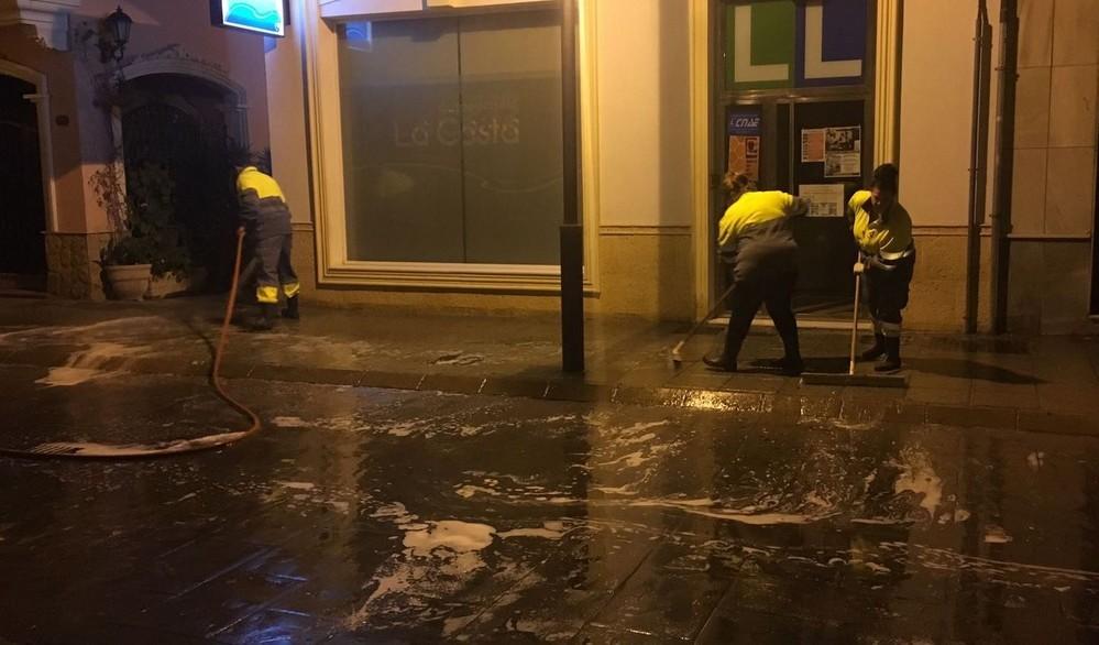 Trabajos de baldeo y limpieza intensiva nocturnos en calles y plazas de Adra