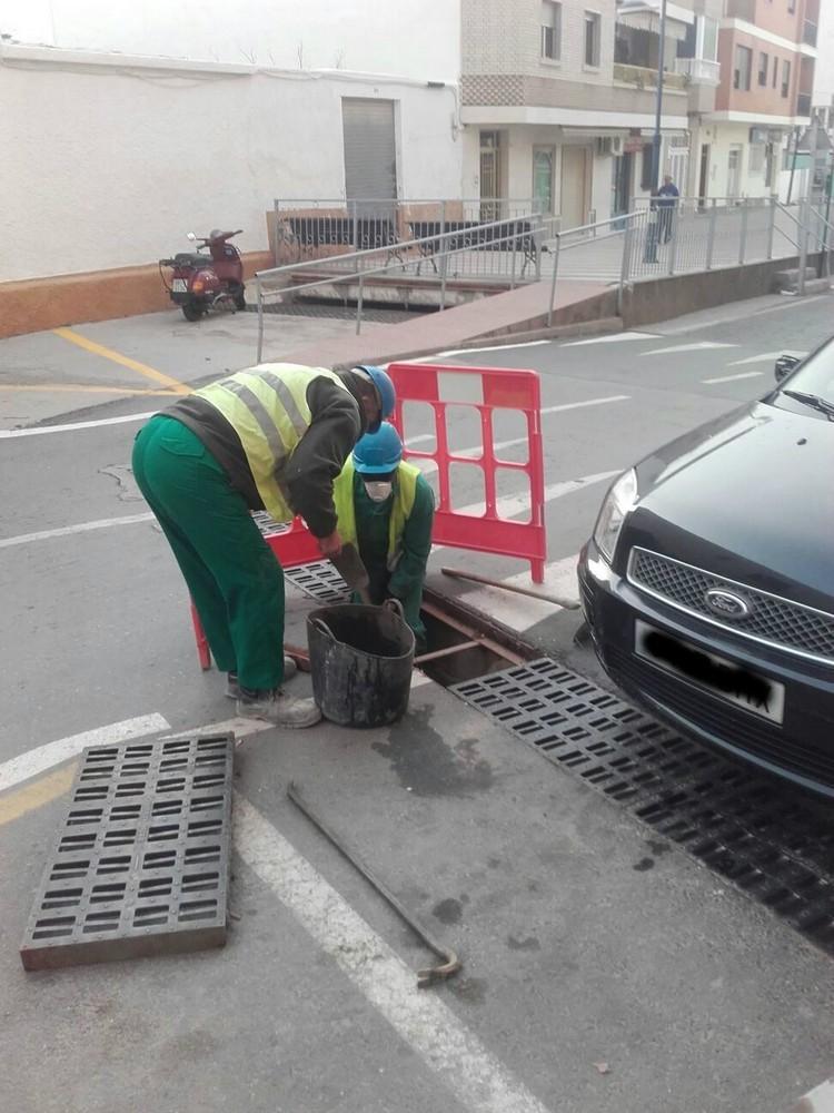 Adra pone en marcha un plan preventivo de limpieza de la red de pluviales
