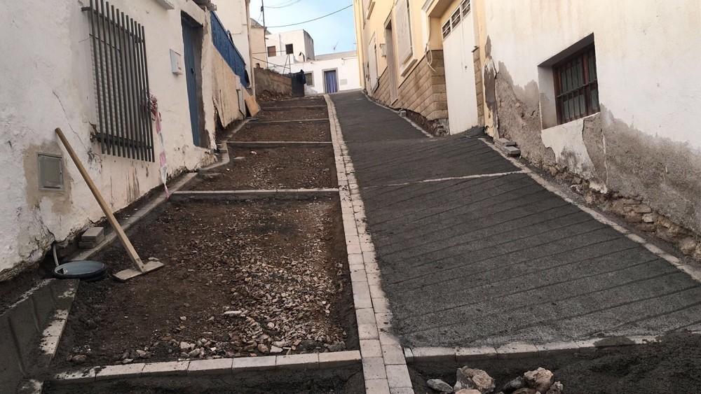 El Ayuntamiento de Berja arregla las calles del Cerro de San Roque