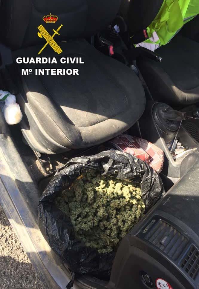 La Guardia Civil de El Ejido detiene a una persona por un delito contra la salud pública, atentado agente de la autoridad y seguridad vial