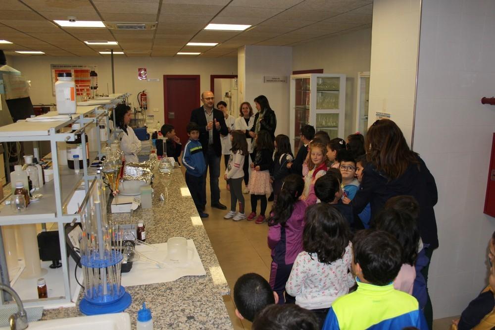 Escolares conocen las instalaciones del CUAM y el modo en el que se realizan los controles de calidad de las frutas y hortalizas