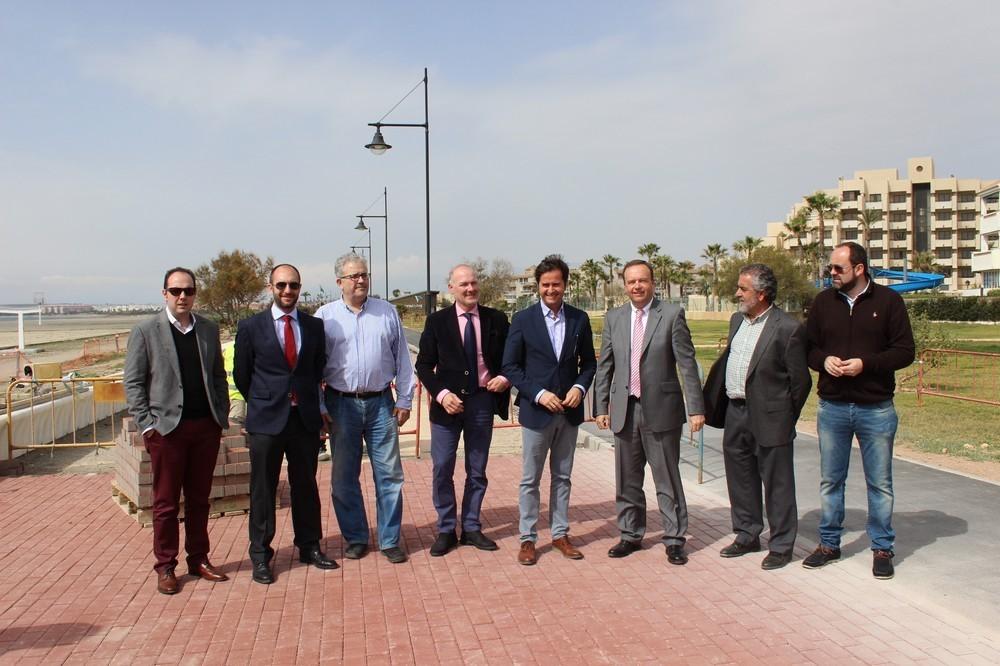 Las obras del carril bici y de remodelación del Paseo Marítimo de Poniente van a buen ritmo y estarán listas para Semana Santa