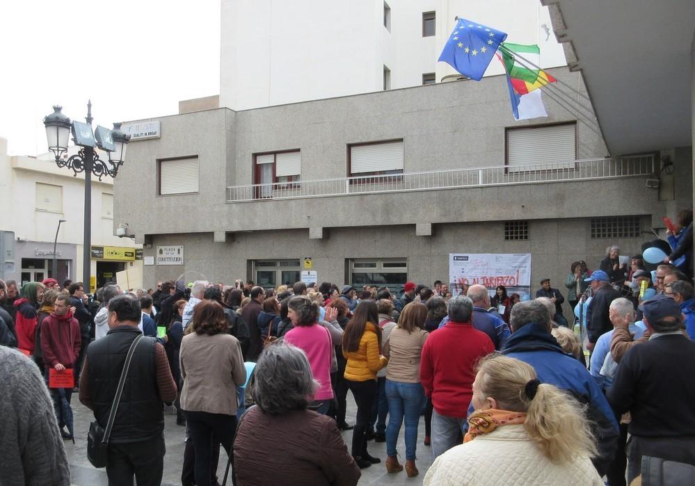 PSOE, IU y Tú Decides agradecen a los vecinos el éxito de movilización hoy contra el tarifazo del agua en Roquetas