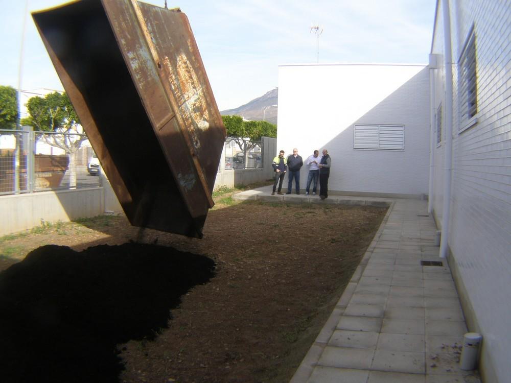 El Ayuntamiento de El Ejido respalda iniciativas de concienciación ambiental entre los jóvenes para que conozcan el uso de sustratos como el compost