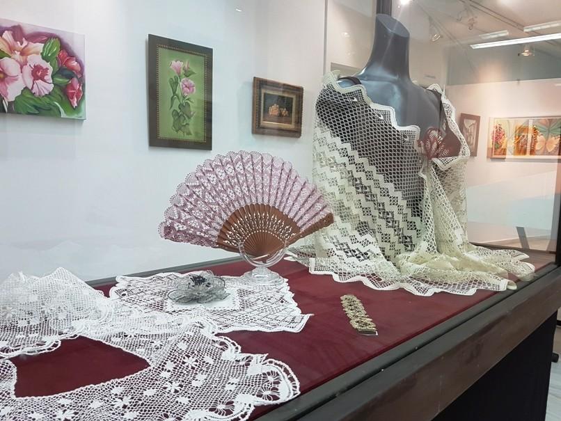 La exposición ‘Abderitanas D’Arte’ muestra la creatividad de las mujeres del municipio