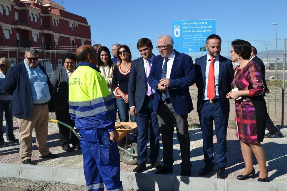 José Juan Rodríguez muestra al consejero de Empleo los trabajos que se desarrollan en Roquetas gracias a los planes Joven y +30