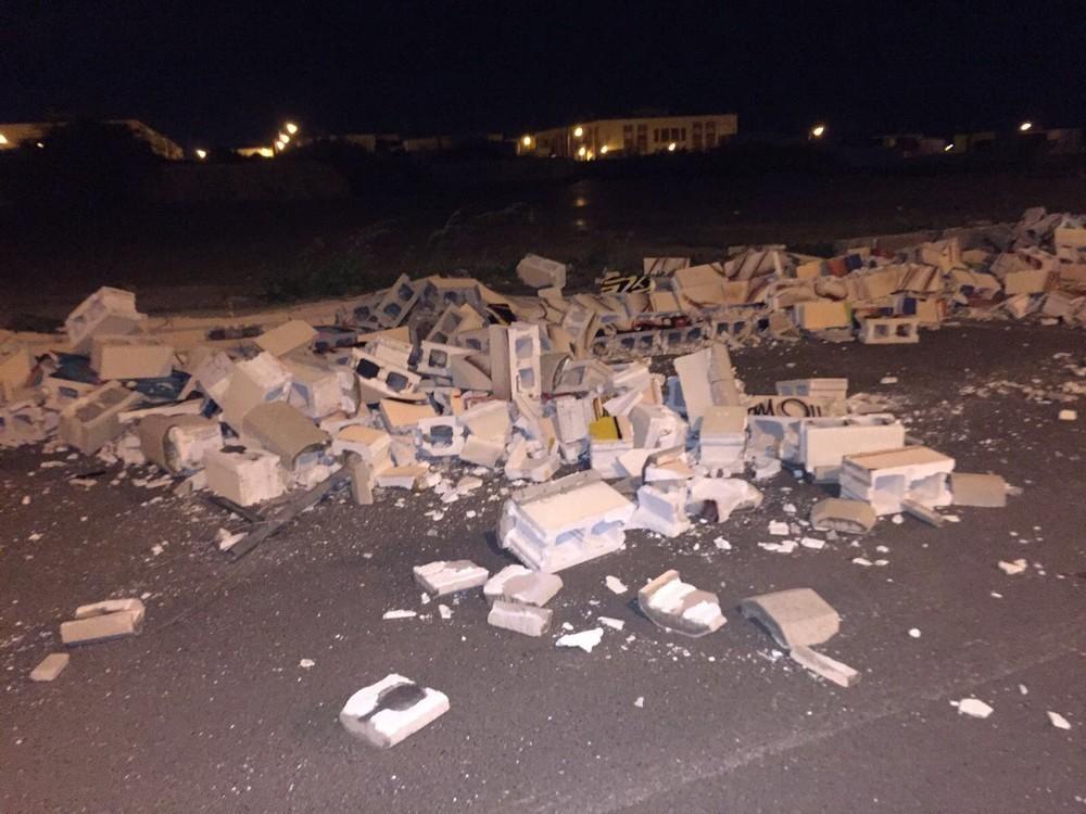 Las fuertes rachas de viento en el Poniente provocan más de una decena de salidas de los bomberos durante la pasada noche