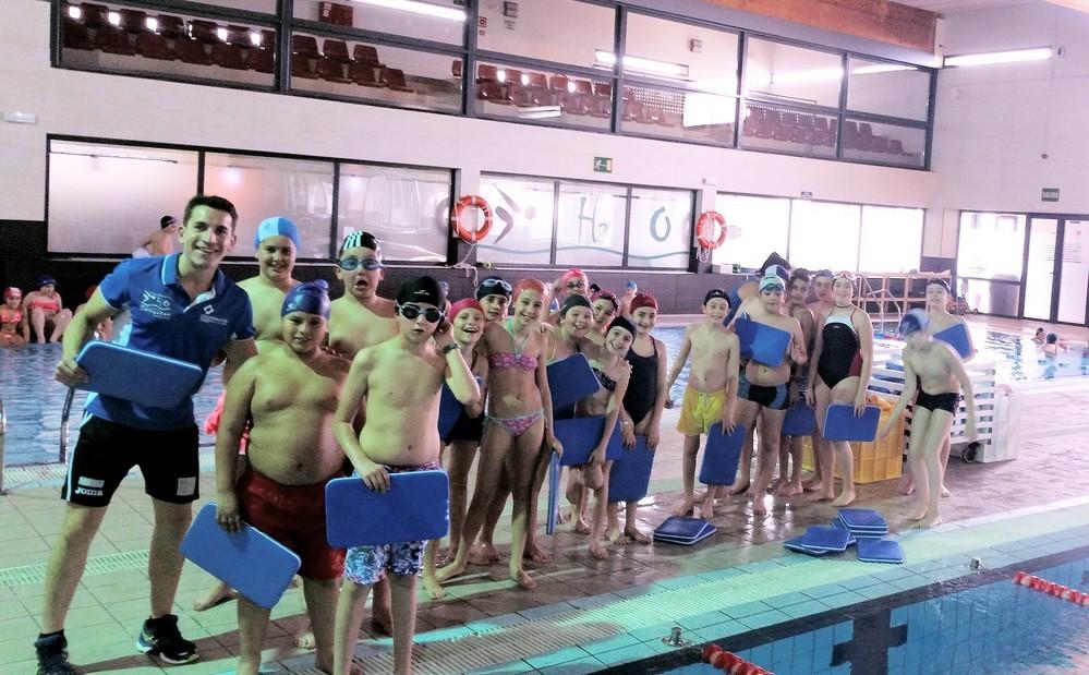 La piscina de Berja acoge talleres de Diputación para mejorar técnicas de natación entre escolares