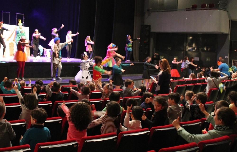 Más de 600 escolares disfrutan de un montaje teatral del alumnado del IES Gaviota