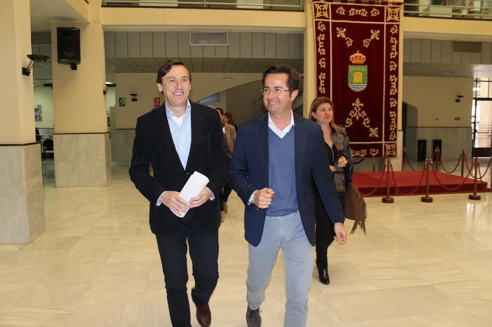 El alcalde mantiene una reunión de trabajo con Rafael Hernando en torno a la Balsa del Sapo y el proyecto de remodelación de los enlaces 409 y 411 de la A-7