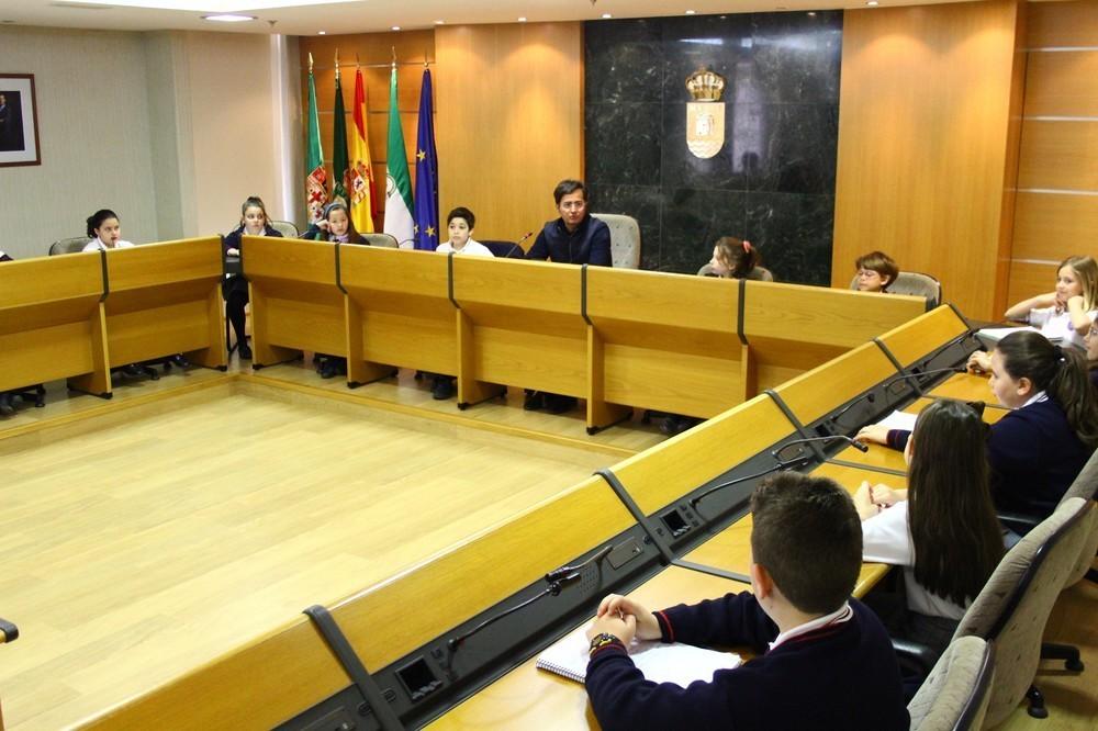 Alumnos del colegio Divina Infantina visitan el Ayuntamiento y descubren el papel que la administración juega en el desarrollo de su ciudad