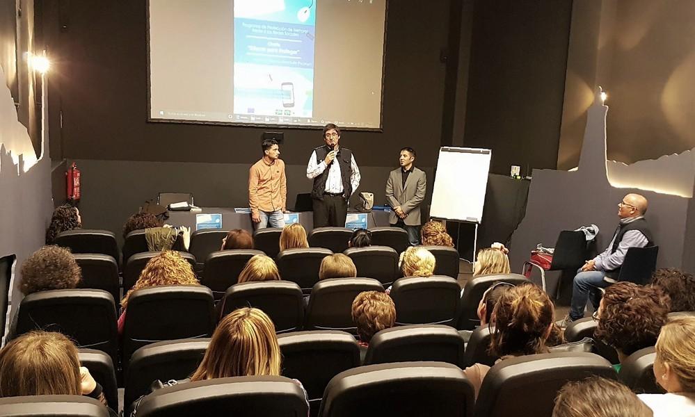 Medio centenar de personas recibe claves para prevenir los peligros en las redes sociales