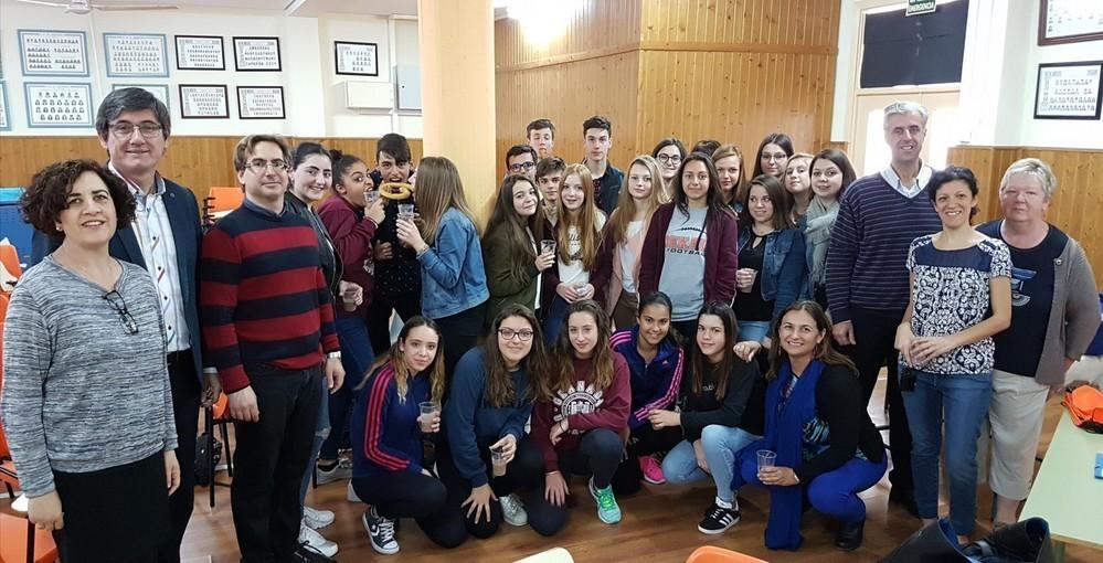 Un grupo de estudiantes franceses descubre Adra de la mano del IES Abdera