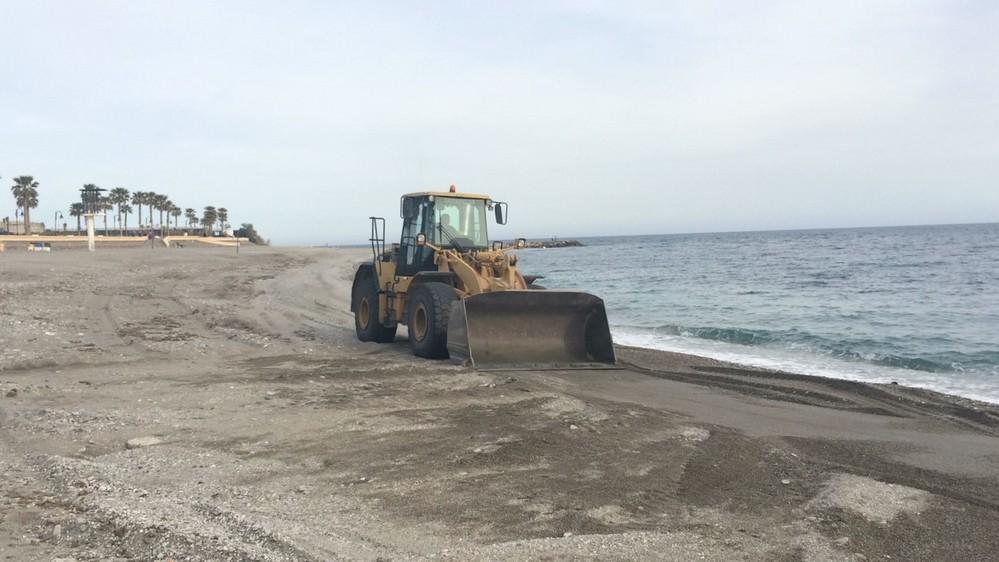 El Ayuntamiento de Adra mima sus playas de cara a Semana Santa