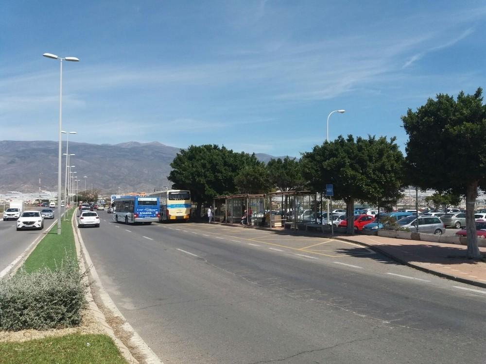 El Consorcio de Transporte de Almería adecua la parada del Hospital de Poniente en El Ejido para hacerla más accesible