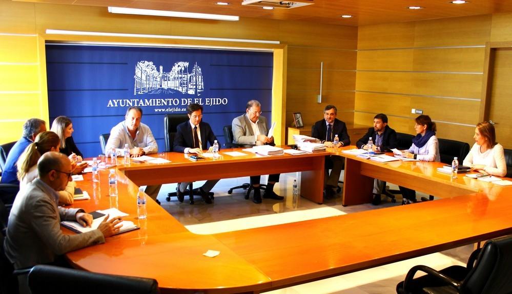 La Junta de Gobierno aprueba gasto destinado a renovar y ampliar el equipamiento de playas para ofrecer el mejor servicio este verano