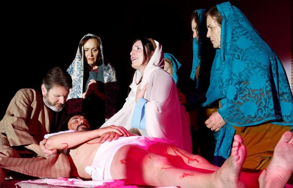 Cientos de personas disfrutan de ‘La Pasión’ para iniciar la Semana Santa de Adra