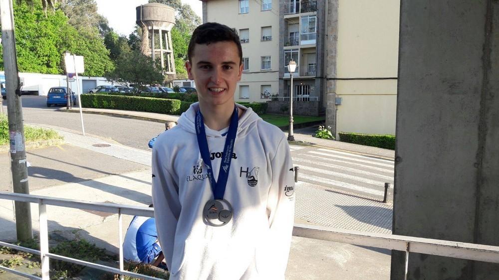 Manuel Martos se cuelga la medalla de plata en 200 espalda en el Open de Primavera