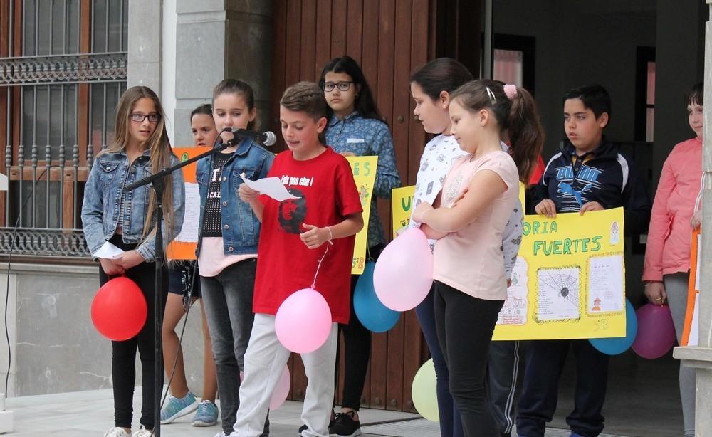 Cientos de escolares participan en la celebración del Día del Libro en Adra