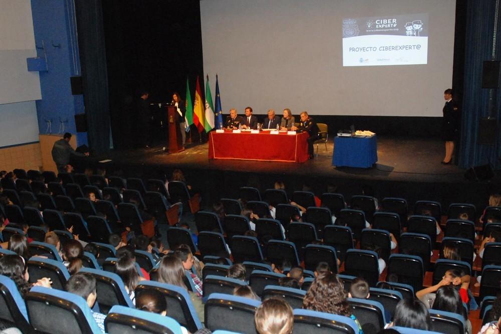 Más de 300 alumnos de primaria de El Ejido reciben los carnets de Ciberexperto de Policía Nacional