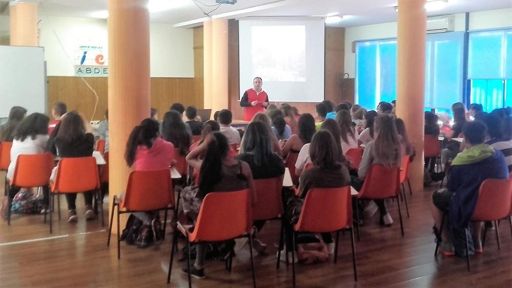 Más de 1.100 adolescentes abderitanos reciben charlas para prevenir las adicciones