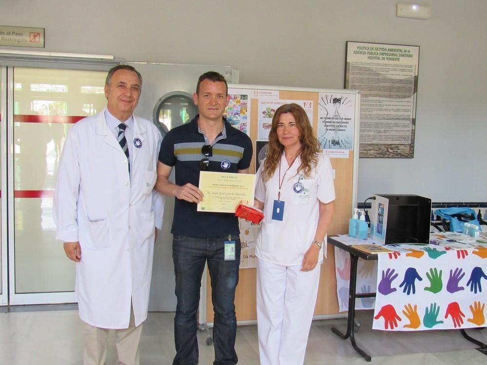 El Hospital de Poniente celebra el Día Mundial de Higiene de Manos con una mesa informativa y un concurso de carteles