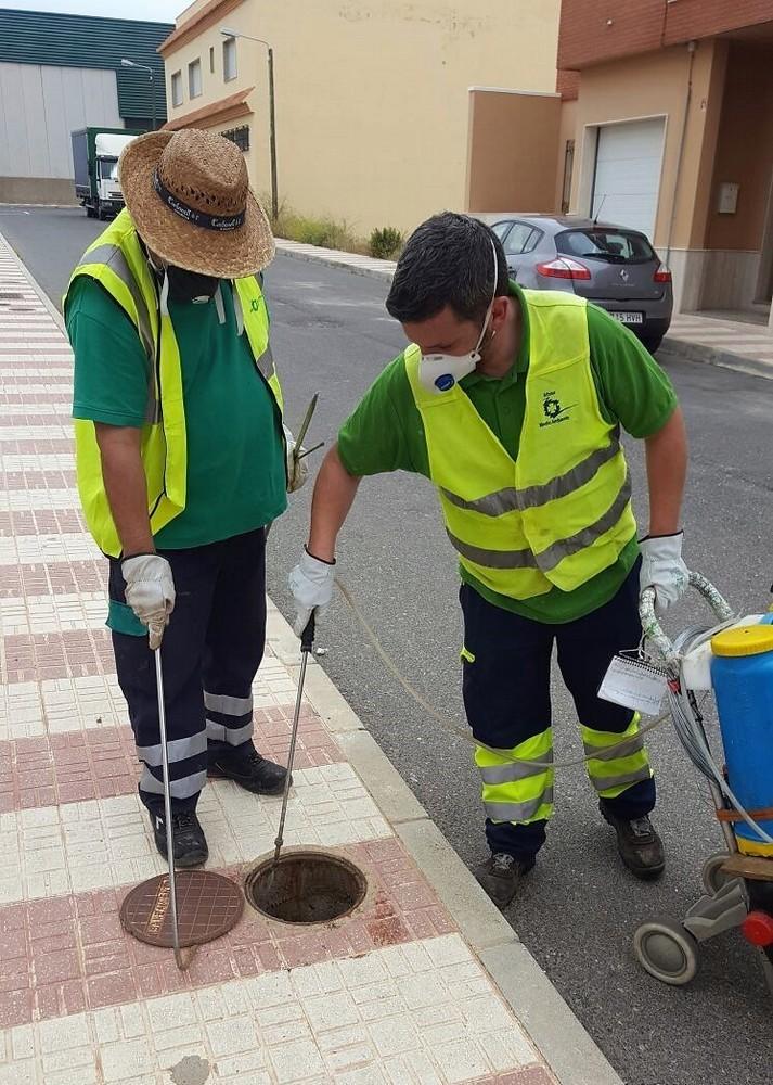Hidralia inicia un plan de desinsectación y desinfección de la red de alcantarillado de Adra