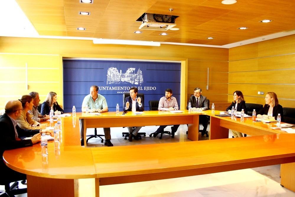 La Junta de Gobierno aprueba la contratación de las casetas para San Isidro y la adjudicación de nuevos vehículos para el Servicio de Salvamento y Socorrismo en playas