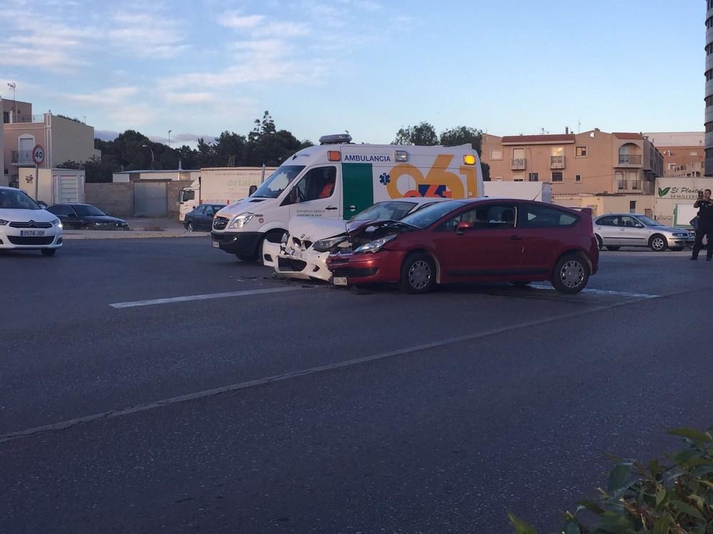 Dos vehículos implicados en un accidente en Santa María del Águila