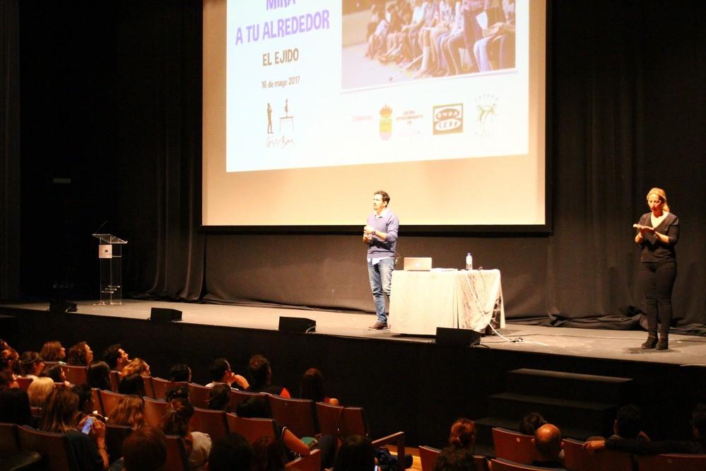 César Bona, el mejor profesor de España, mostró en El Ejido que otra educación es posible con motivación, respeto y diálogo