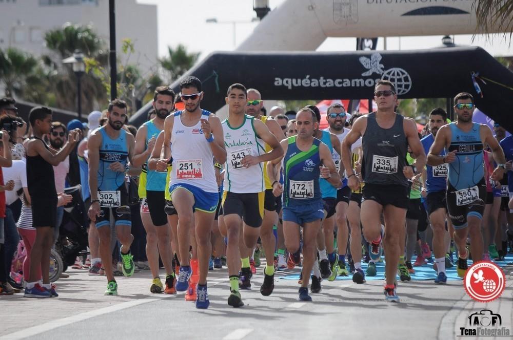 Casi 400 corredores se vuelcan con el décimo aniversario de la Carrera Urbana de Adra