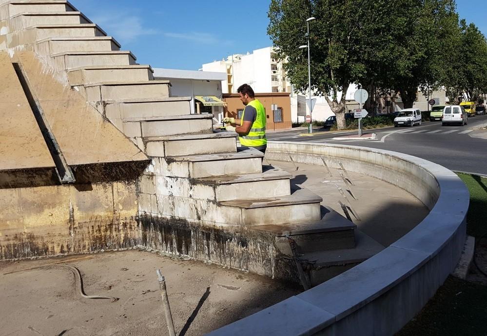 El Ayuntamiento de Adra realiza una limpieza y rehabilitación exhaustivas en las fuentes del Agricultor y del Mar