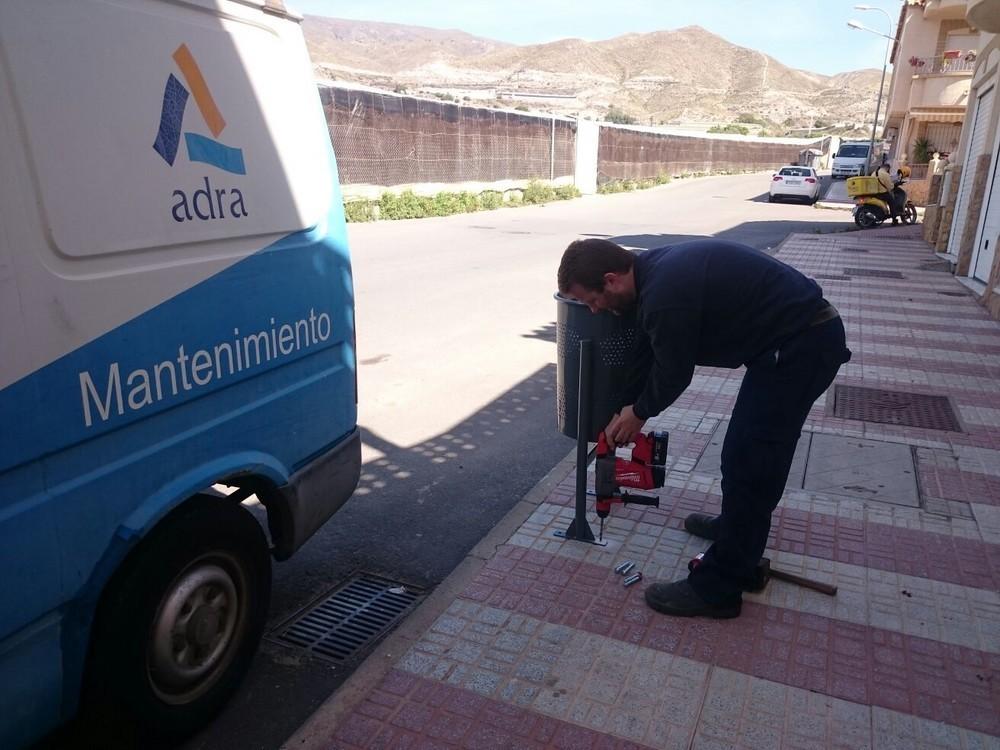 Instaladas 40 nuevas papeleras para seguir incrementando la limpieza en Adra