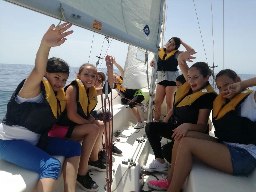 Unos 350 escolares disfrutan del Bautismo de Mar en el Club Náutico de Adra