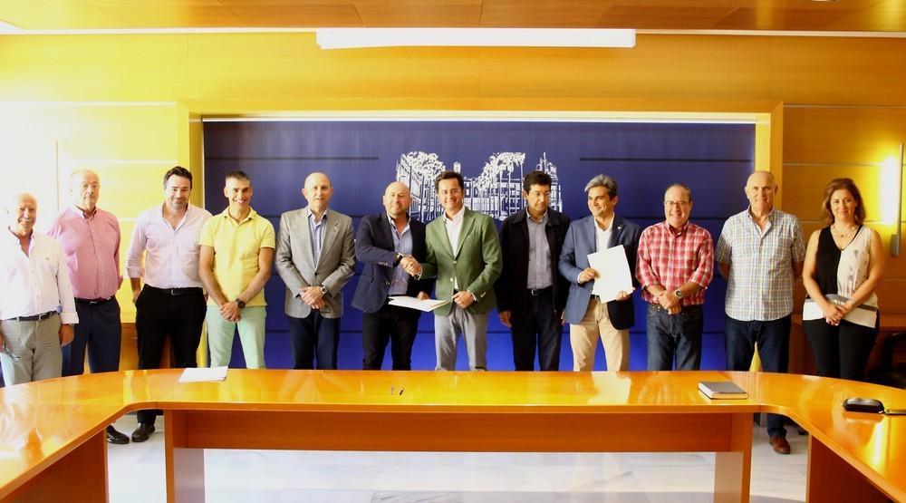 Frutilados es ya una realidad tras la firma de cesión de la parcela municipal que da viabilidad a la construcción de la futura planta