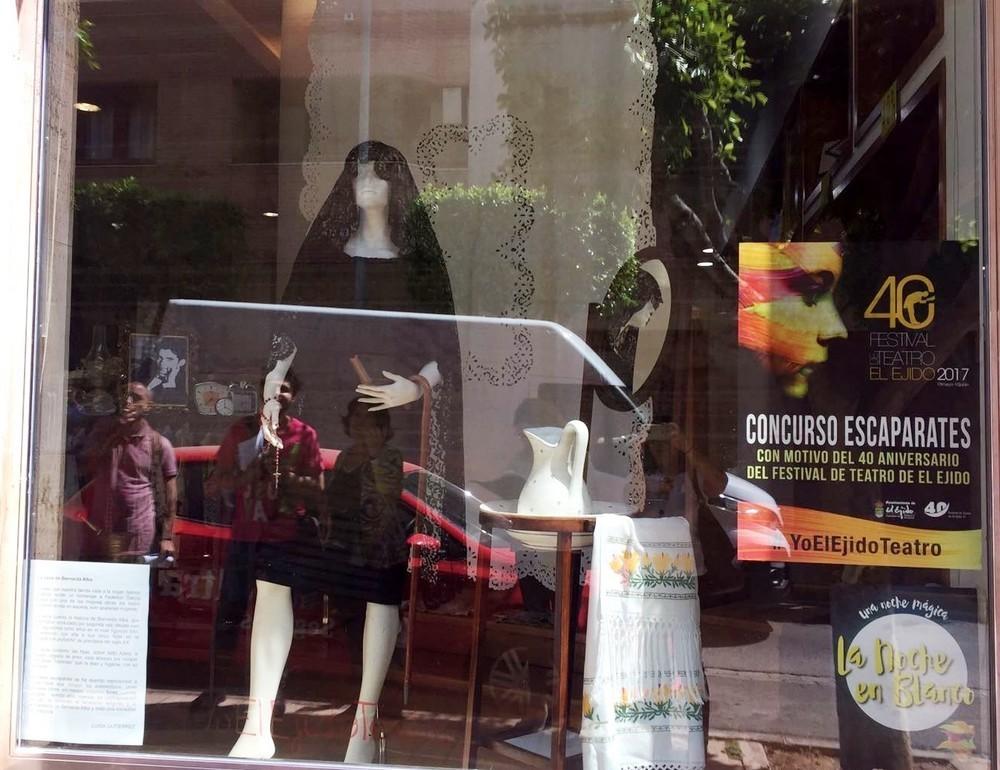 El comercio ‘Luisa Gutiérrez Boutique’ gana el  I Concurso de Escaparates organizado con motivo del 40º Festival de Teatro
