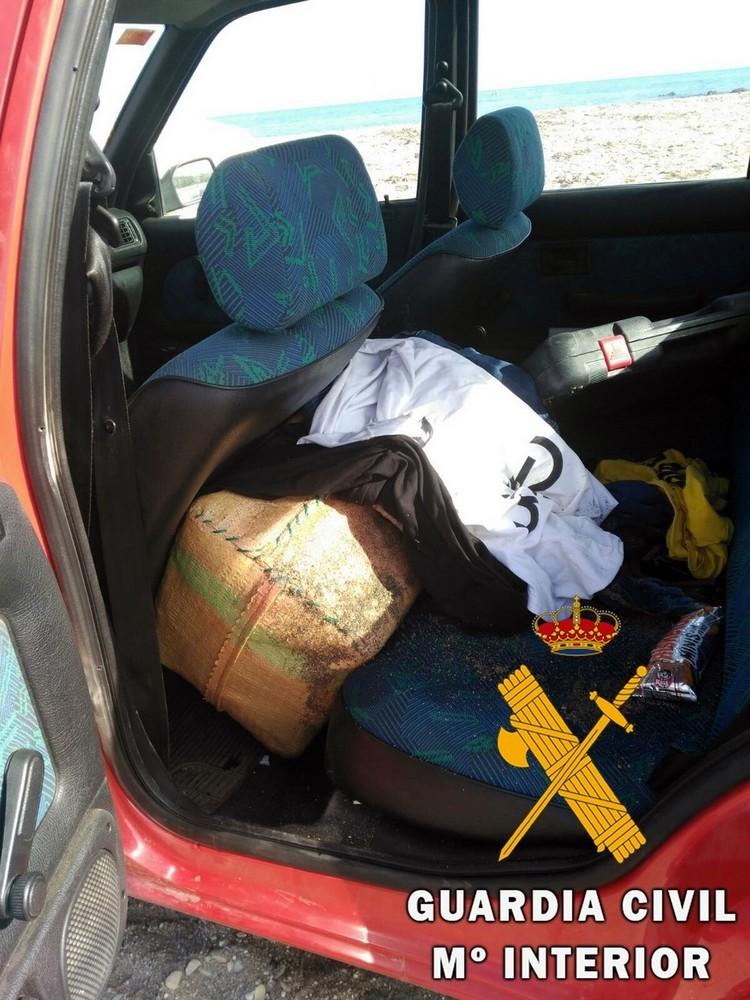 La Guardia Civil detiene a dos personas en El Ejido, una de ellas menor de edad, por un delito contra la salud pública