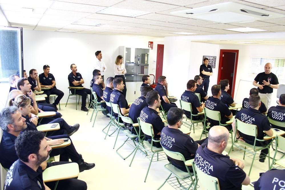 La Policía Local recibe formación sobre las pistolas láser con las que contarán en breve como elemento disuasorio